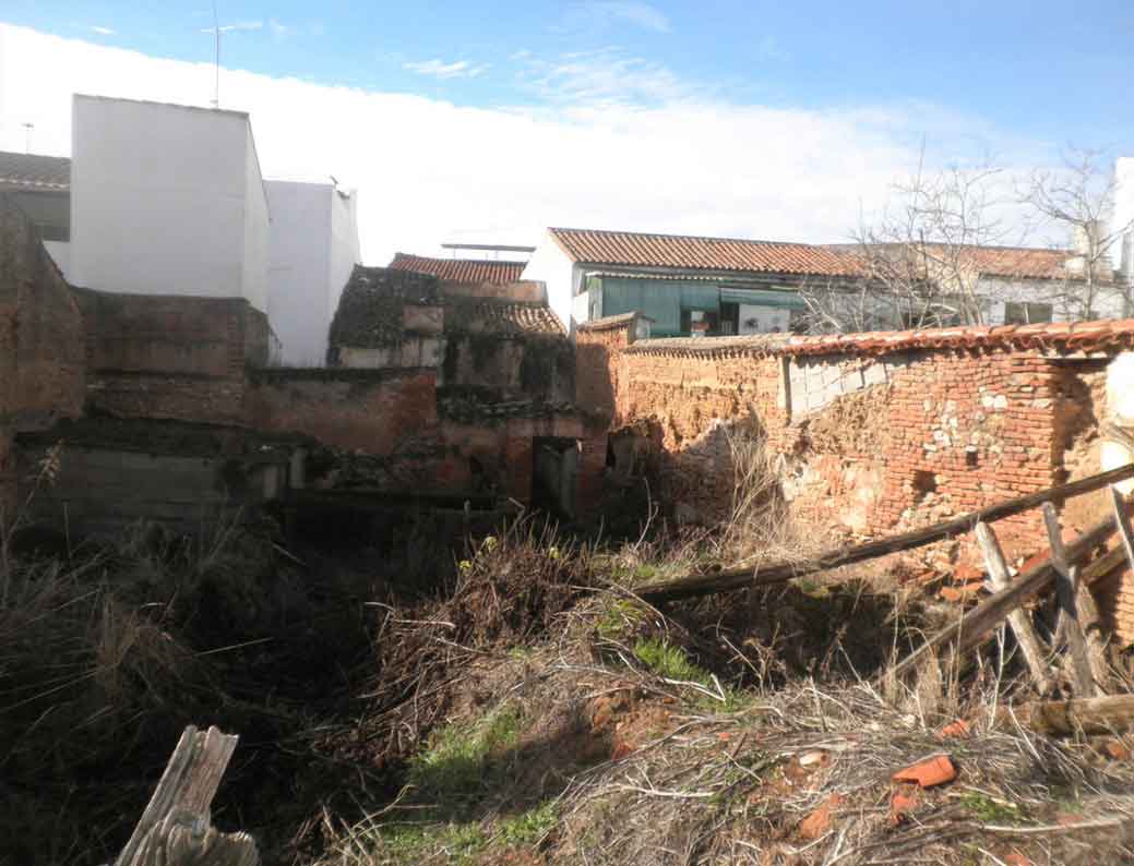 Cuadra y casa posterior